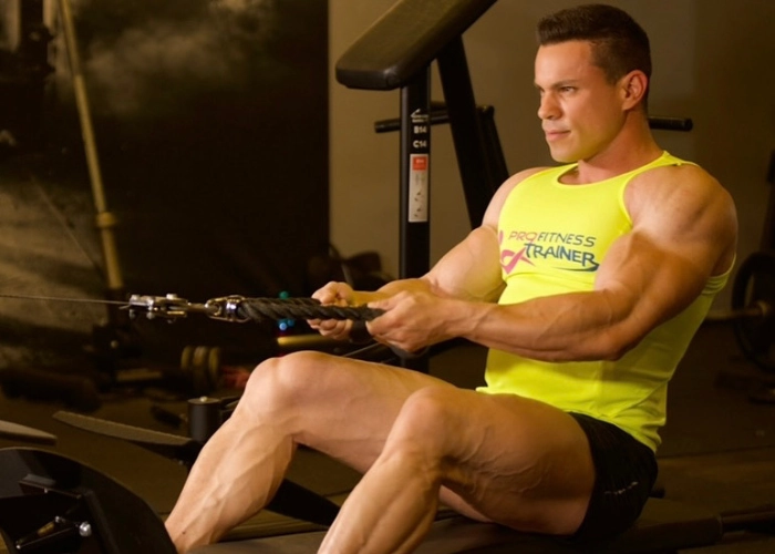 Carlos del Pino entrenando en maquina de gimnasio