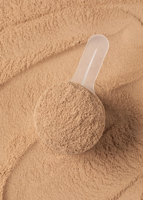 Cazo de proteina en polvo colocado de forma estética