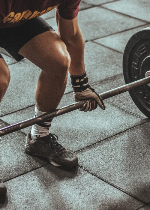 Hombre realizando entrenamiento de fuerza de alto impacto